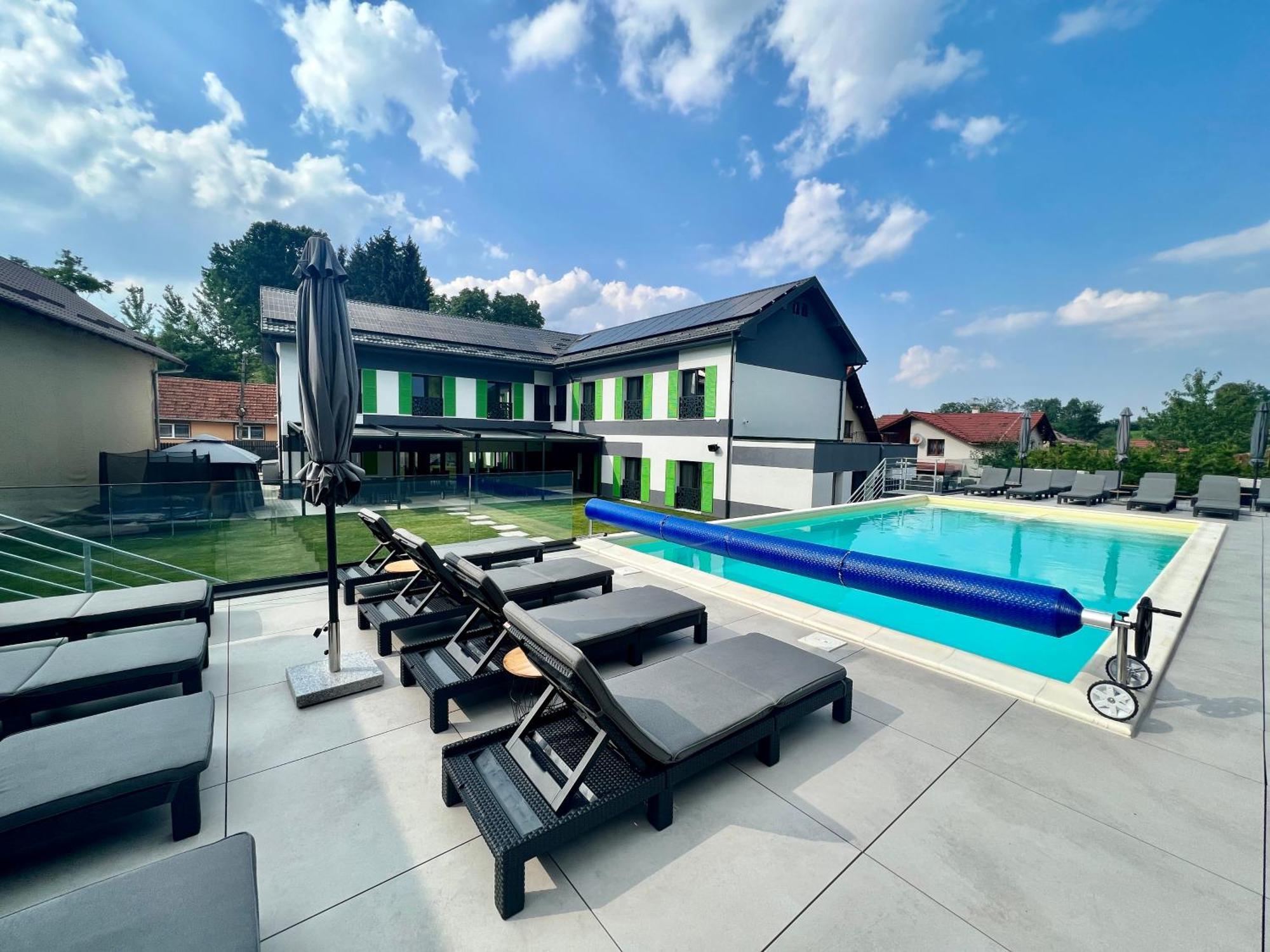 Q Villa Sacele Exterior photo